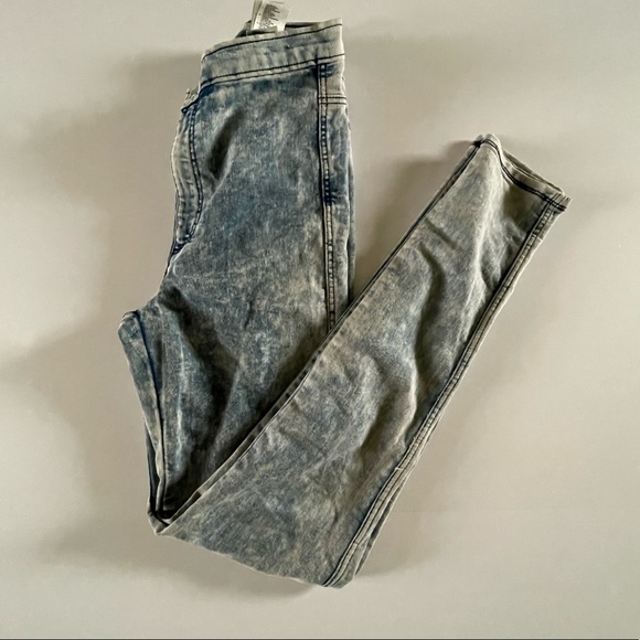 ✨Women Blue Jeans ✨👖 - Picture 2 of 5